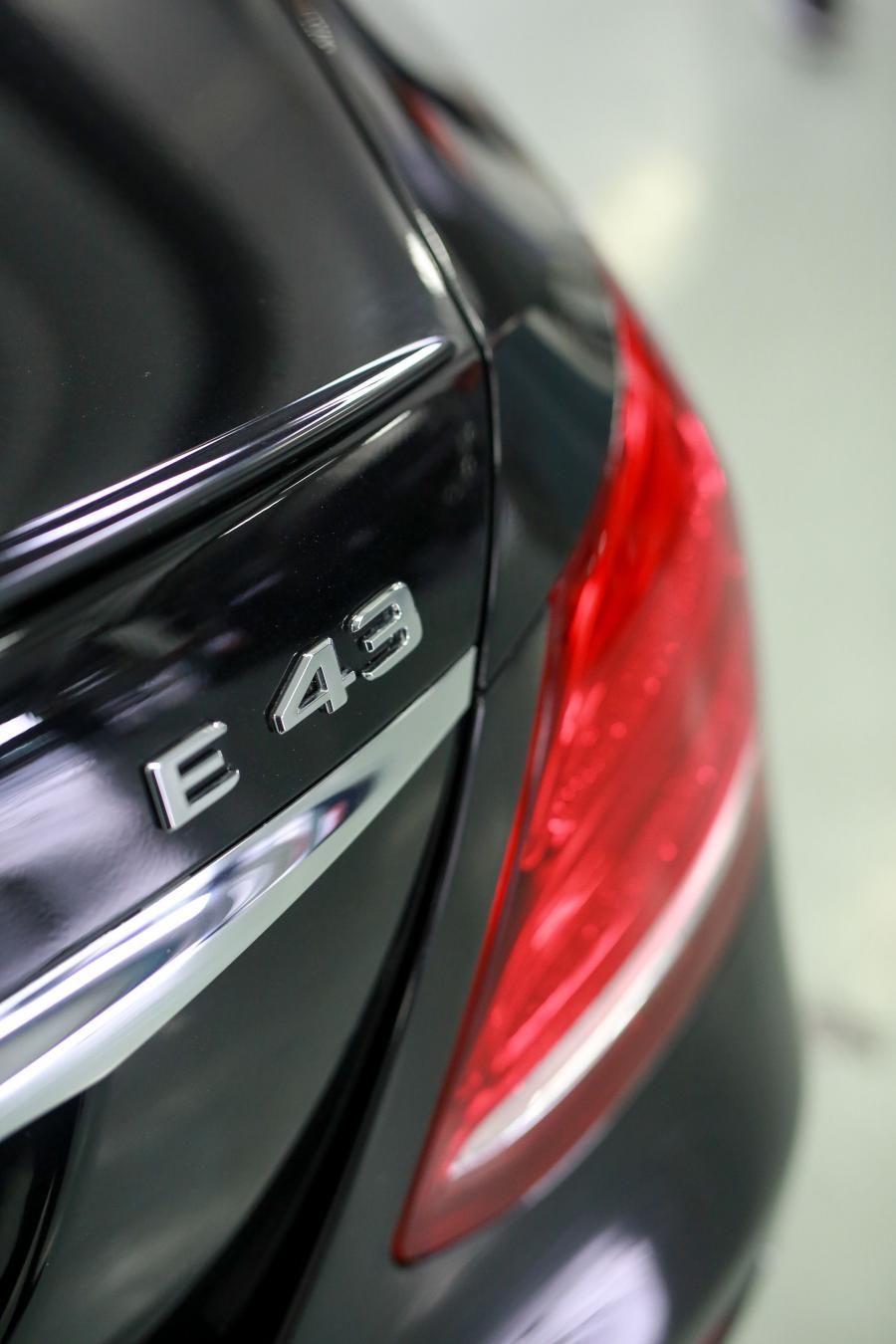 Логотип Mercedes-AMG E43 4Matic 2017 года  (MY) (фото 7 из 22)